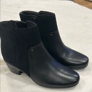 Clark’s NWOB Women's Emily Low Boot Fashion Black Leather/Suede Combination 7